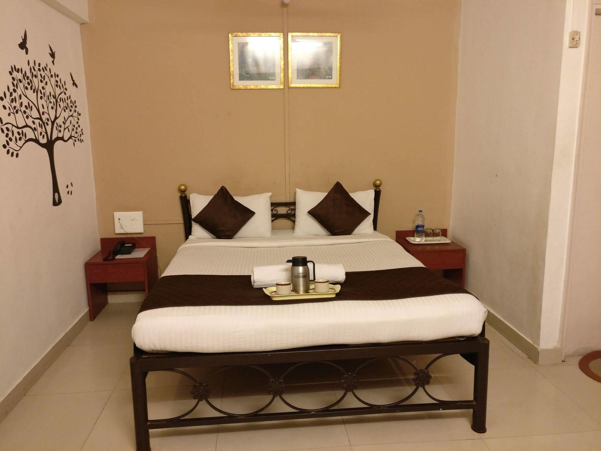 Oyo 1065 Hotel Hmr Royal Inn Pune Bagian luar foto