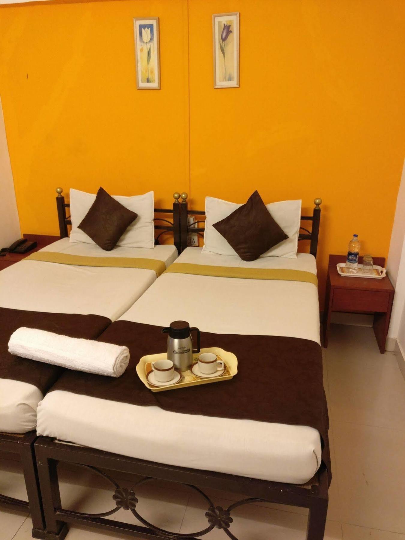 Oyo 1065 Hotel Hmr Royal Inn Pune Bagian luar foto