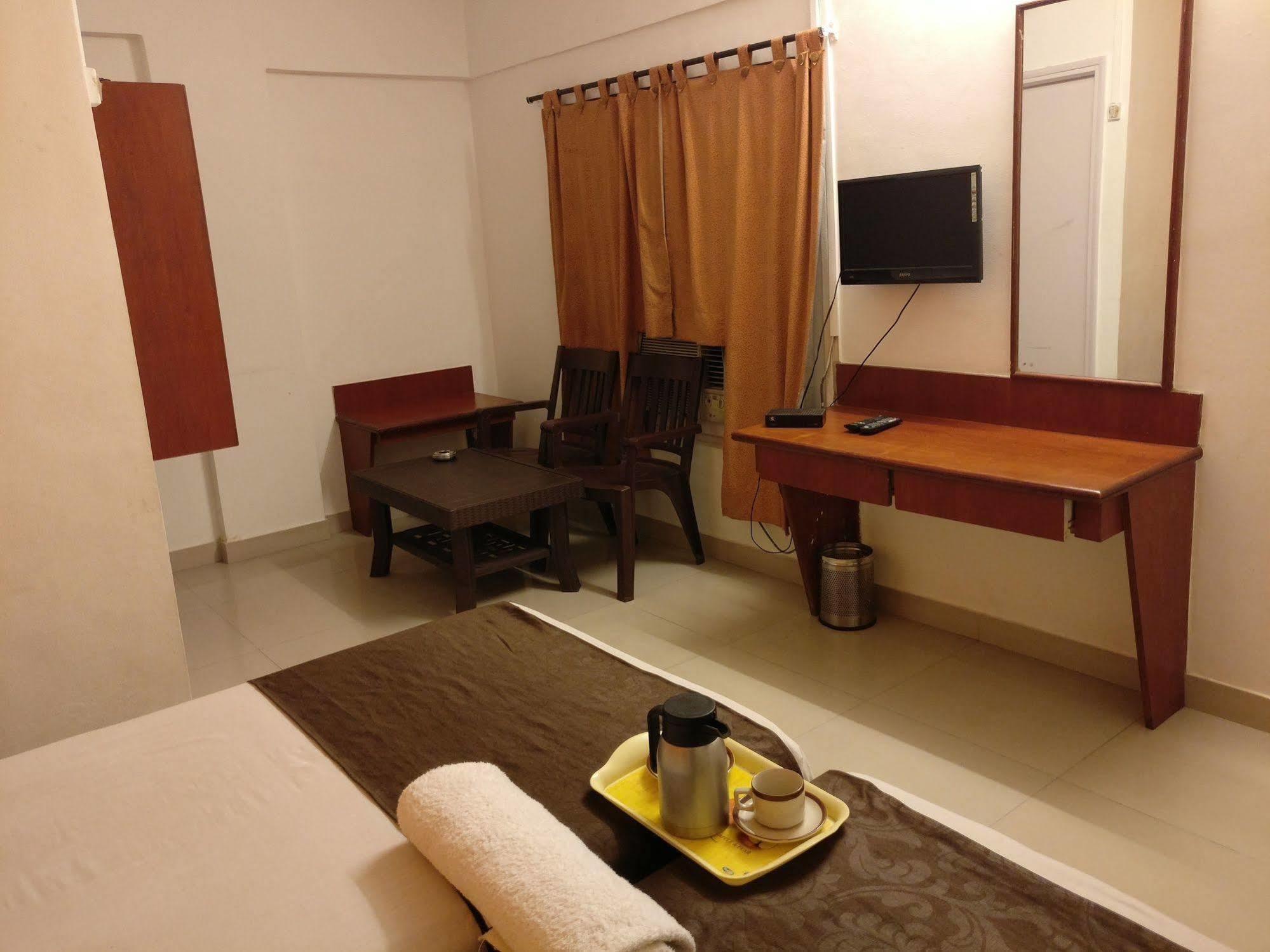Oyo 1065 Hotel Hmr Royal Inn Pune Bagian luar foto