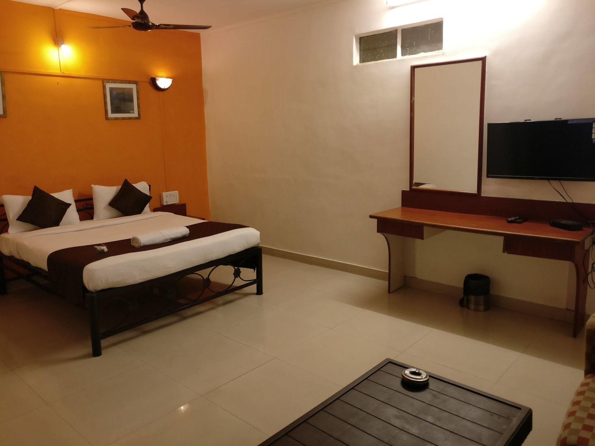 Oyo 1065 Hotel Hmr Royal Inn Pune Bagian luar foto
