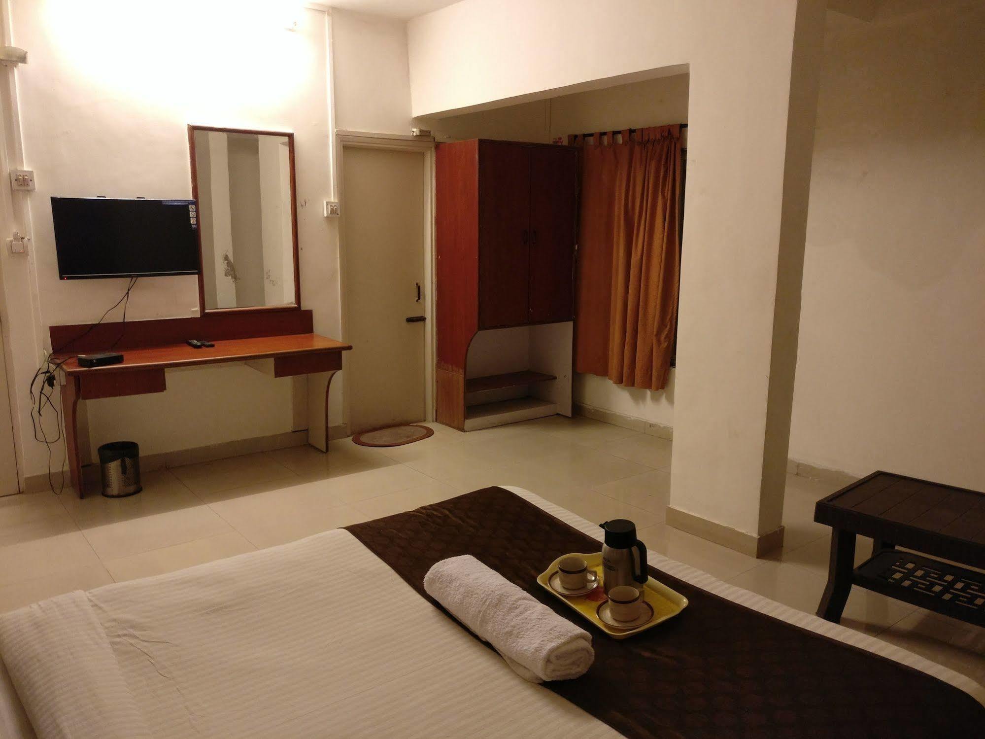 Oyo 1065 Hotel Hmr Royal Inn Pune Bagian luar foto