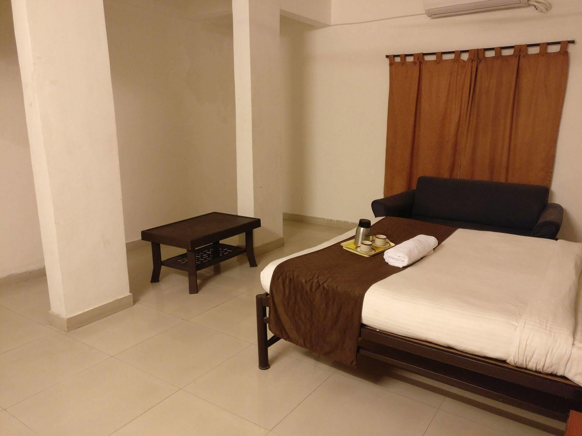 Oyo 1065 Hotel Hmr Royal Inn Pune Bagian luar foto