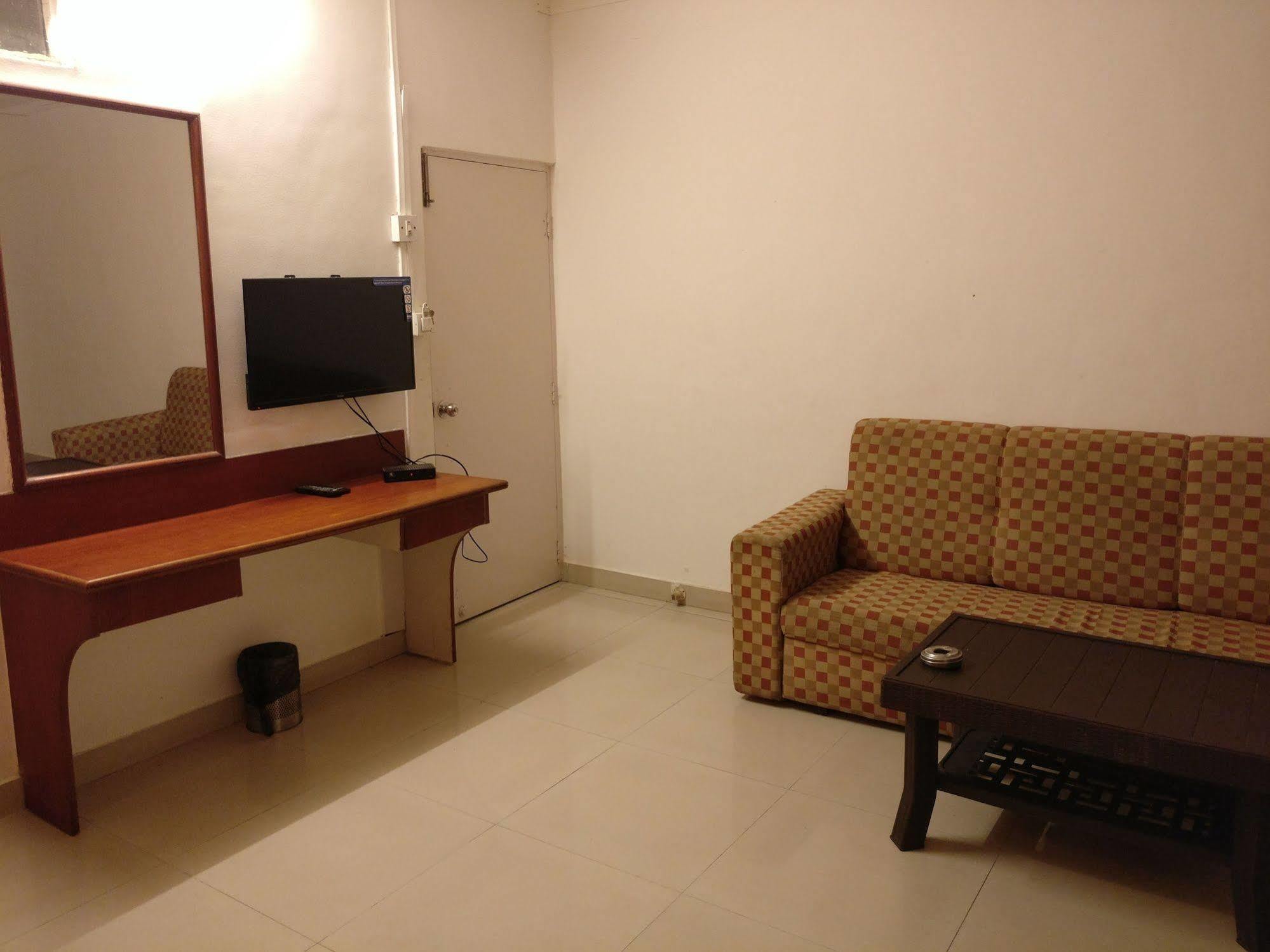 Oyo 1065 Hotel Hmr Royal Inn Pune Bagian luar foto