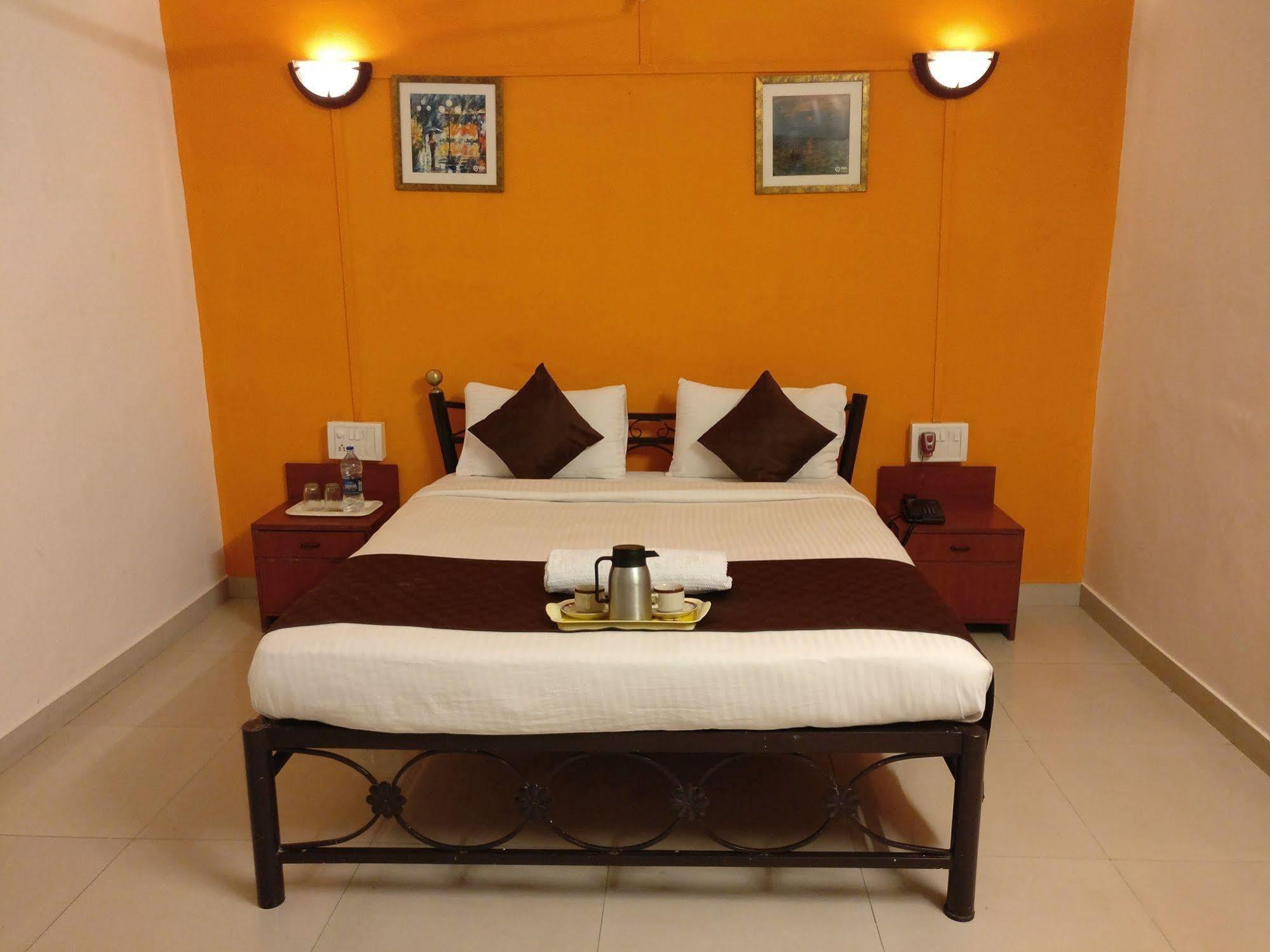 Oyo 1065 Hotel Hmr Royal Inn Pune Bagian luar foto