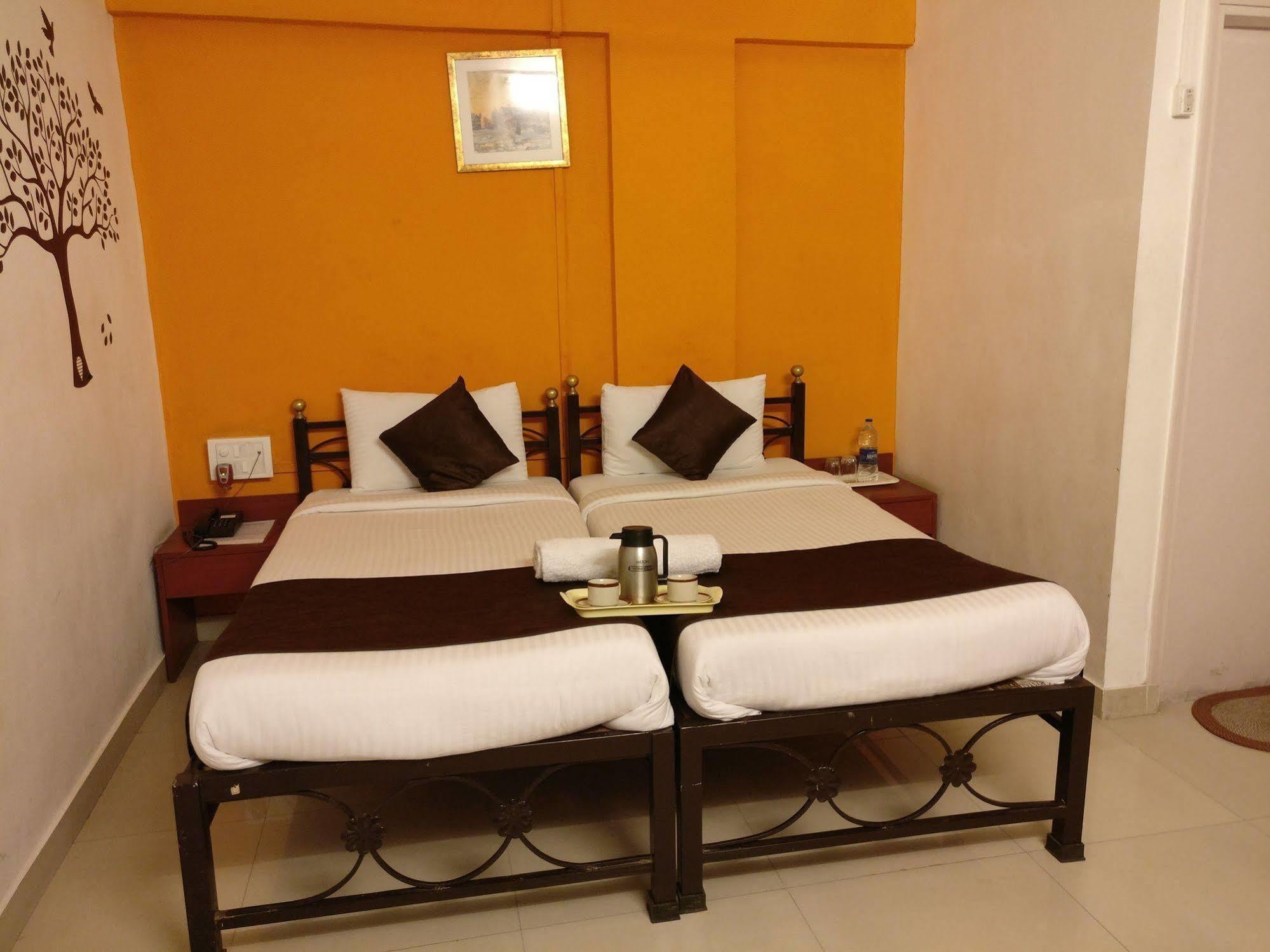 Oyo 1065 Hotel Hmr Royal Inn Pune Bagian luar foto