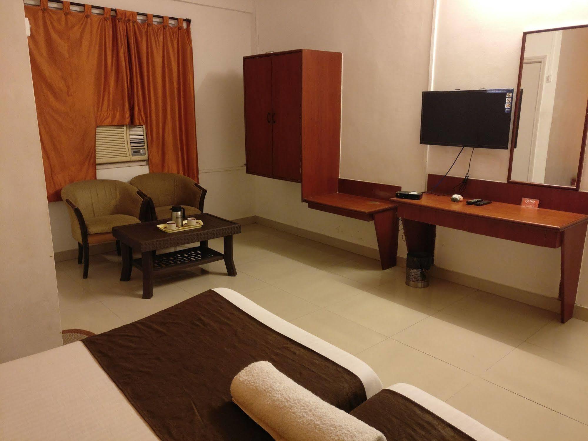 Oyo 1065 Hotel Hmr Royal Inn Pune Bagian luar foto