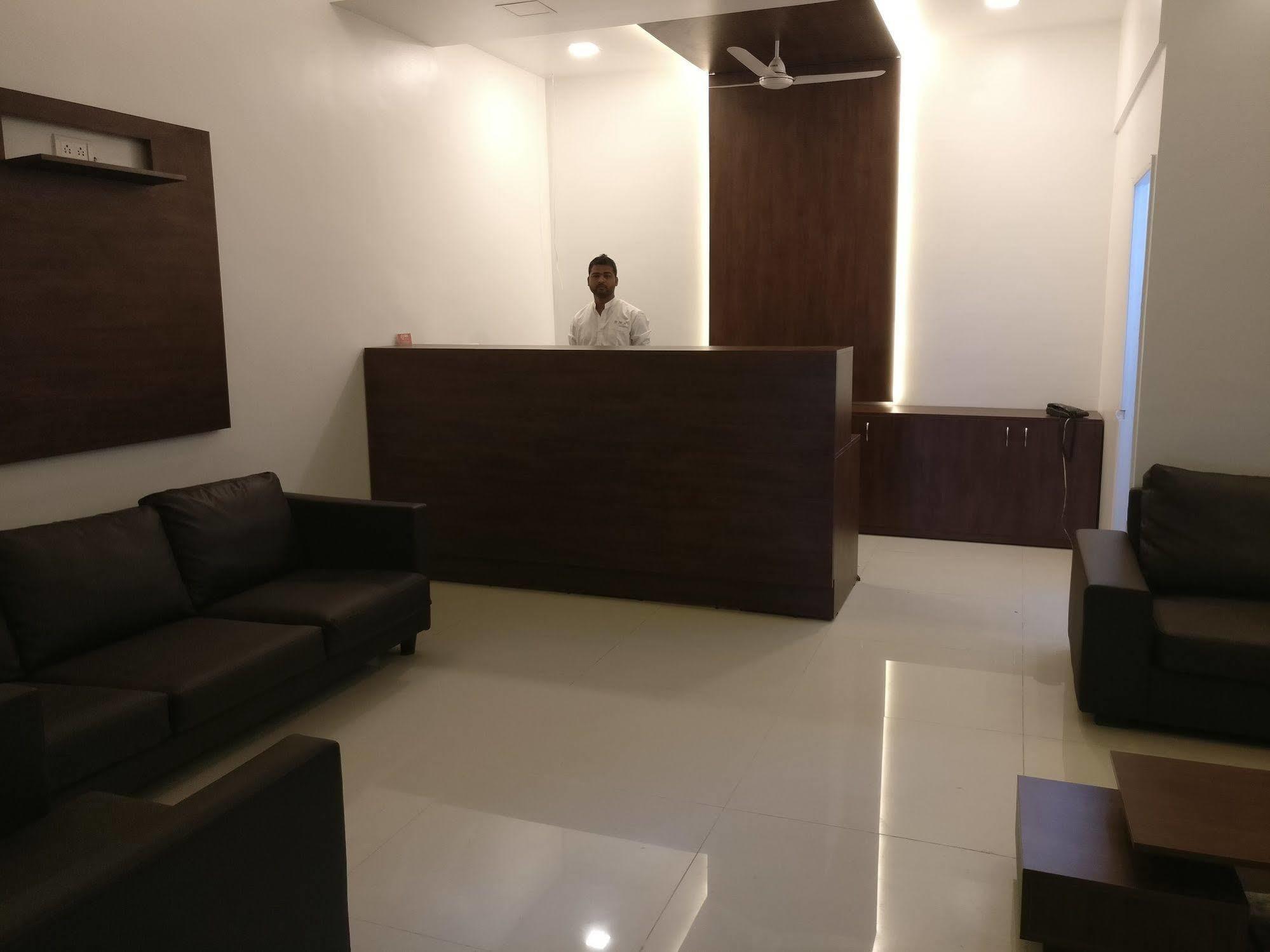 Oyo 1065 Hotel Hmr Royal Inn Pune Bagian luar foto