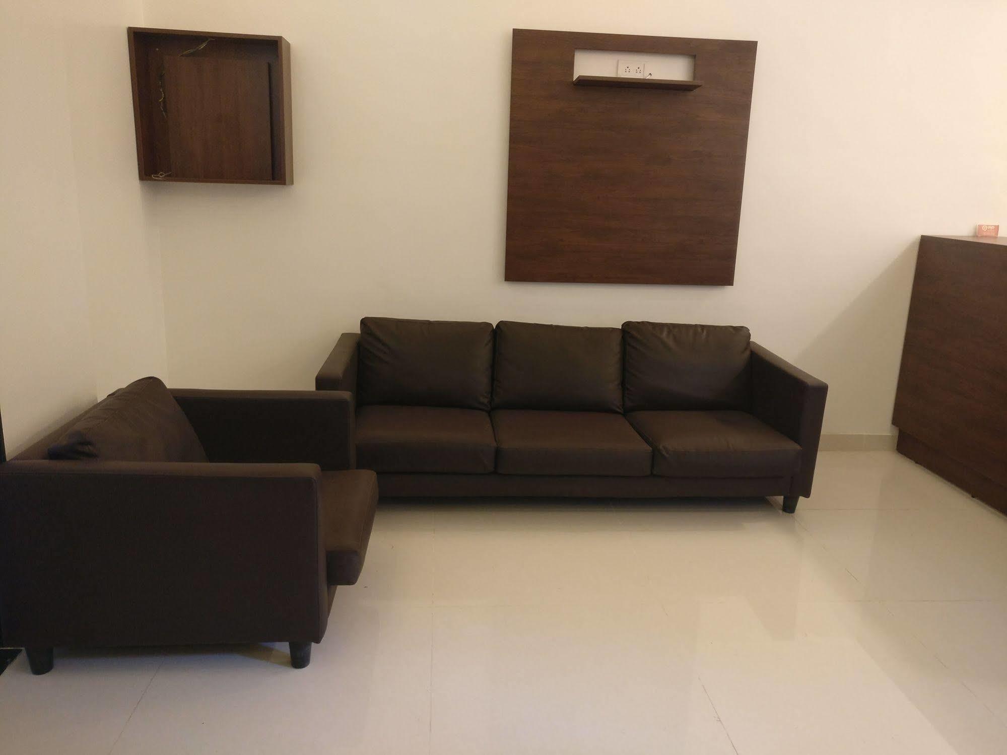 Oyo 1065 Hotel Hmr Royal Inn Pune Bagian luar foto